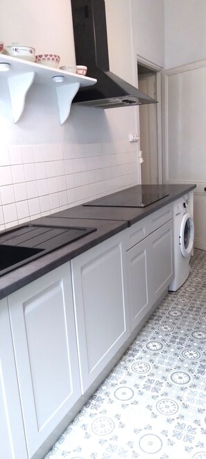 Kühlschrank, Mikrowelle, Ofen, Herdplatte