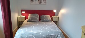 3 Schlafzimmer, Schreibtisch, Bügeleisen/Bügelbrett, Reisekinderbett