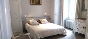 3 Schlafzimmer, Schreibtisch, Bügeleisen/Bügelbrett, Reisekinderbett