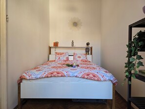 Iron/ironing board, travel cot, free WiFi, bed sheets