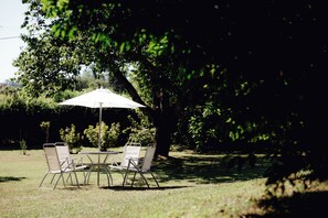 Property grounds - Le Clos des Pies, Triple room "Le Nid", quiet and green in the Jura mountains (Le Pin)