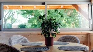 Dining - Le Clos des Pies, Triple room "Le Nid", quiet and green in the Jura mountains (Le Pin)