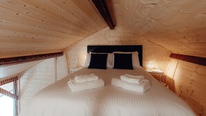 1 bedroom, WiFi (free), bed sheets - Le Clos des Pies, Triple room "Le Nid", quiet and green in the Jura mountains (Le Pin)