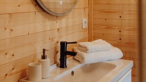Shower, hair dryer, towels, toilet paper - Le Clos des Pies, Triple room "Le Nid", quiet and green in the Jura mountains (Le Pin)