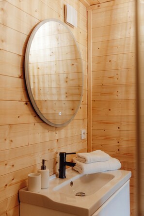 Douche, sĂšche-cheveux, serviettes fournies, papier toilette