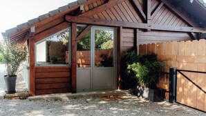 Exterior detail - Le Clos des Pies, Triple room "Le Nid", quiet and green in the Jura mountains (Le Pin)