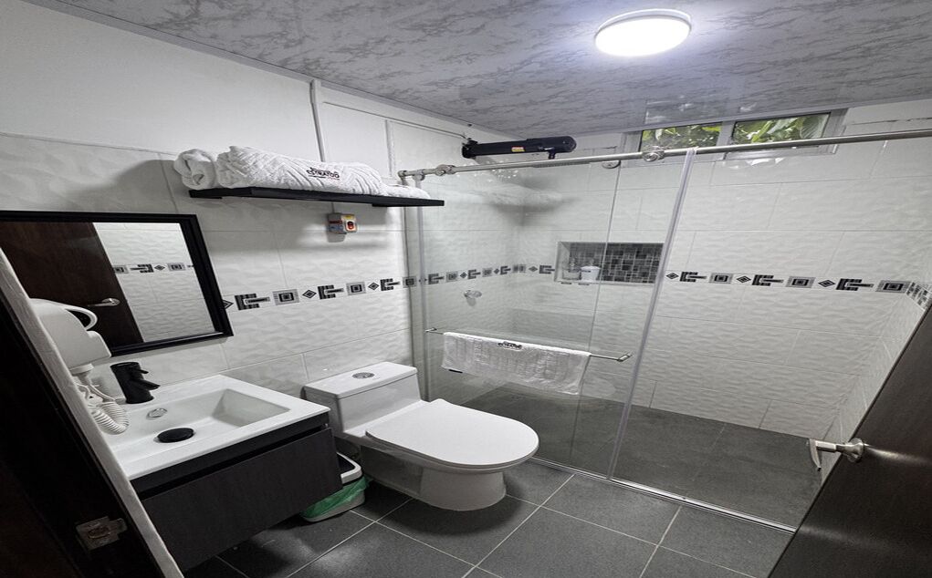 Sèche-cheveux, serviettes fournies, savon, papier toilette