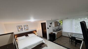 Tabla de planchar con plancha, wifi y ropa de cama