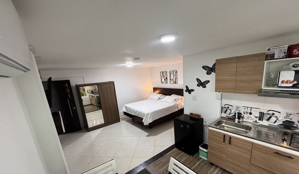 Tabla de planchar con plancha, wifi y ropa de cama 