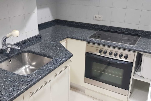 Frigorífico, microondas, placa de cocina y tostadora