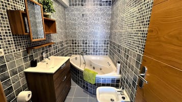 Double Room, Private Bathroom | Bathroom | Hair dryer, towels, soap, toilet paper