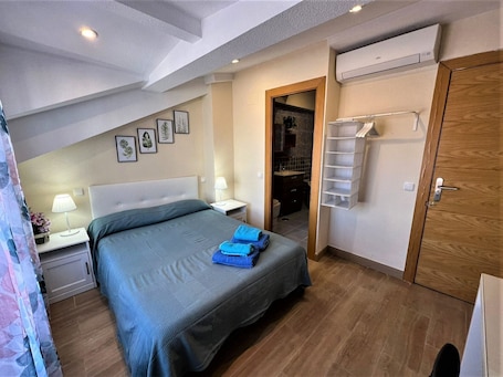 Quarto casal, banheiro privativo | Ferros/tábuas de passar roupa, Wi-Fi de cortesia. Rooms San Marcos