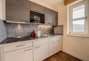 Kylskåp, mikrovågsugn och kaffe- och tebryggare