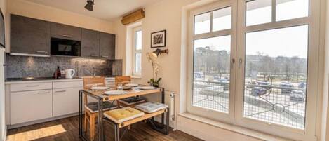 Kühlschrank, Mikrowelle, Wasserkocher mit Kaffee-/Teezubehör