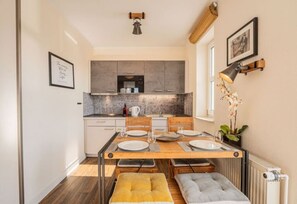 Kühlschrank, Mikrowelle, Wasserkocher mit Kaffee-/Teezubehör