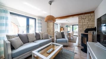 Smart TV, fireplace, stereo