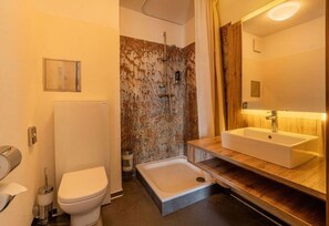 Sèche-cheveux, serviettes fournies