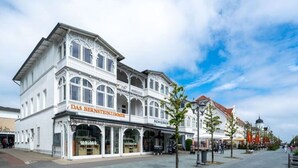 Un bâtiment historique à l’architecture riche et élaborée, sur lequel on peut voir une enseigne bien visible indiquant « Das Bernstinezimmer ».