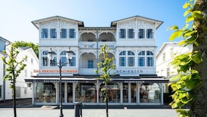 A two-story building with shops on the ground floor. - Villa Meeresgold `Strandidyll` Premium Suite (Binz)