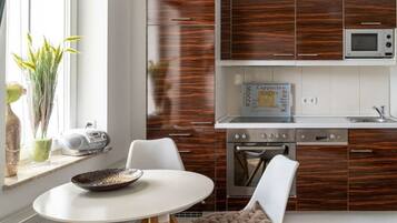 Coffee/tea maker, fridge, microwave, oven