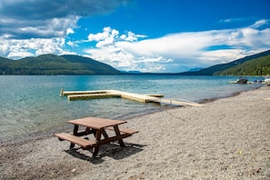 Nær stranden og strandhåndklær