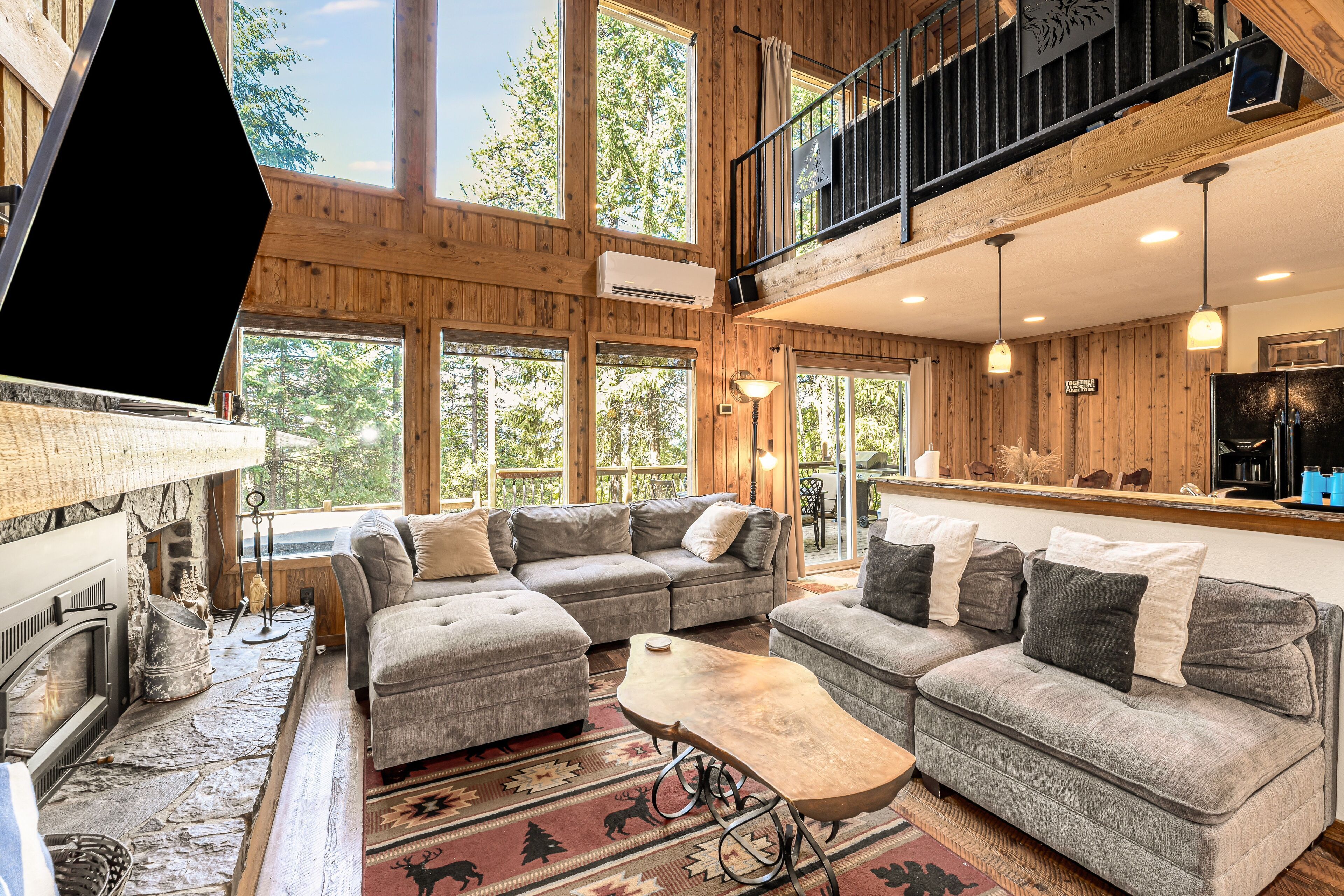 TV, peis, bøker og stereoanlegg