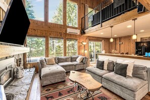 Téléviseur, foyer, livres, chaîne audio