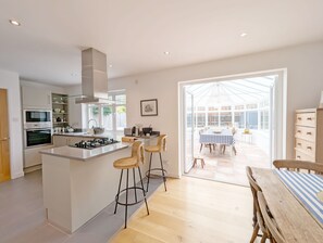 Refrigerador, microondas, horno y lavavajillas 