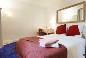 1 habitación, tabla de planchar con plancha y ropa de cama 