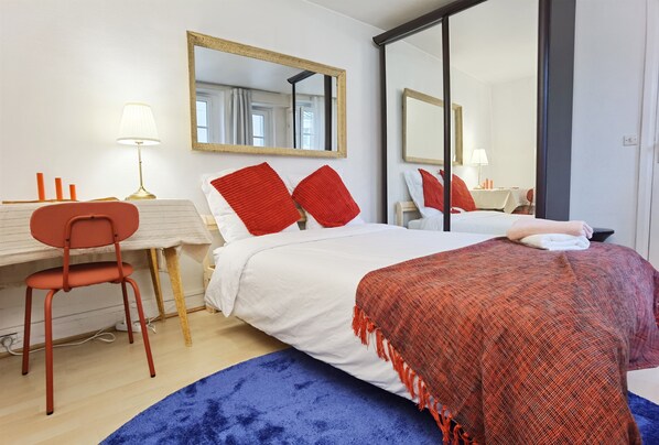 1 habitación, tabla de planchar con plancha y ropa de cama 