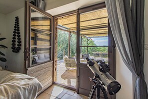 Fer et planche à repasser, lit parapluie, Wi-Fi gratuit, draps fournis