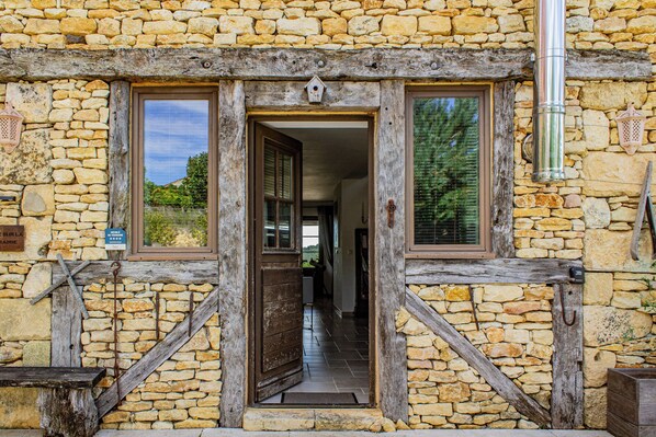 Exterior detail - Charming 2BR Gîte | Heated Pool & Terrace | Near Sarlat & Dordogne River (Castelnaud-la-Chapelle)