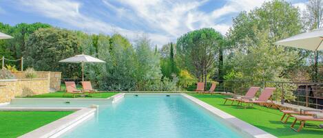 Alberca al aire libre y alberca climatizada