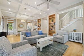 Fernseher, DVD-Player, Arbeitsbereiche