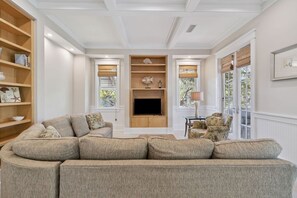 Fernseher, DVD-Player, Arbeitsbereiche