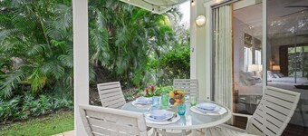 Makolea#11: Steps from the Beach, Beautifully Appointed 2 bedroom condo