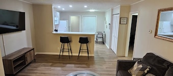 Charming 2-bedroom villa with WiFi, AC in beautiful Eagan Park area.