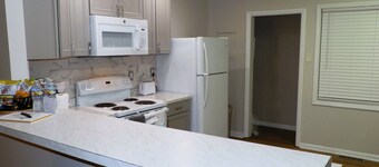 Charming 2-bedroom villa with WiFi, AC in beautiful Eagan Park area.