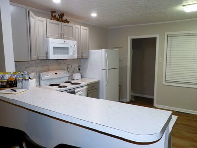 Charming 2-bedroom villa with WiFi, AC in beautiful Eagan Park area.