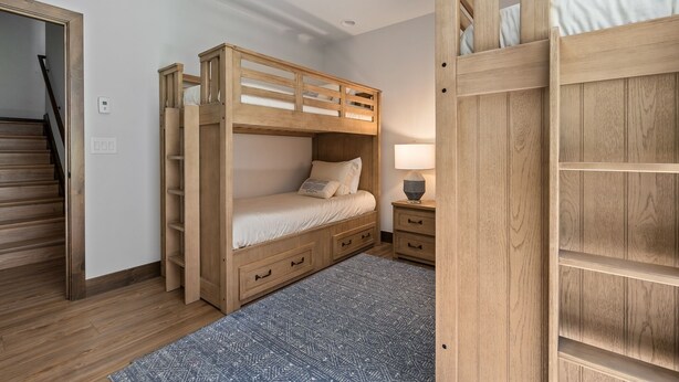 5 Schlafzimmer, laptopgeeigneter Arbeitsplatz, Bügeleisen/Bügelbrett