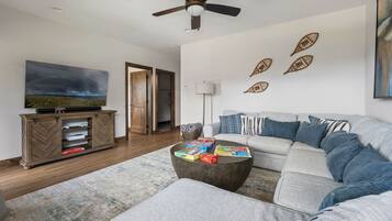 House, 5 Bedrooms | Living area | Smart TV