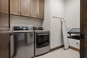 House, 5 Bedrooms | Interior - Aspen View Chalet 5 Bedroom Home (Fraser)