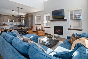 Casa, 5 habitaciones | Zona de estar | Una Smart TV