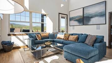 House, 5 Bedrooms | Living area | Smart TV