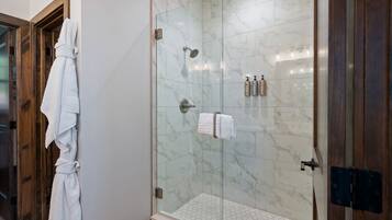 House, 5 Bedrooms | Bathroom | Towels, shampoo