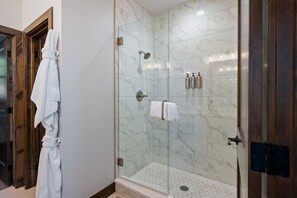 House, 5 Bedrooms | Bathroom | Towels, shampoo - Aspen View Chalet 5 Bedroom Home (Fraser)