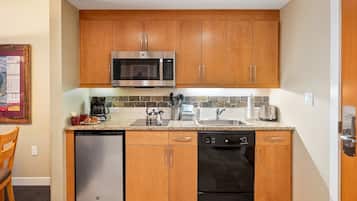 Cabin, 1 Bedroom | Private kitchen | Fridge, oven, coffee/tea maker, toaster