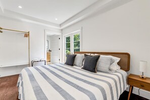 6 bedrooms, desk, iron/ironing board, free WiFi