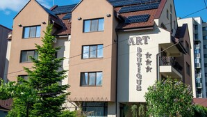 Een meerlaags gebouw met een bord waarop staat 'ART BOUTIQUE'.