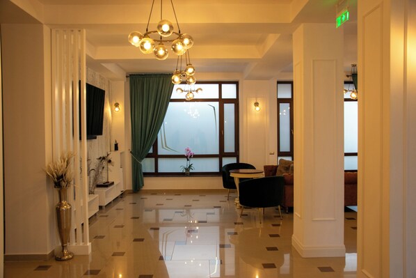 Coin salon dans le hall